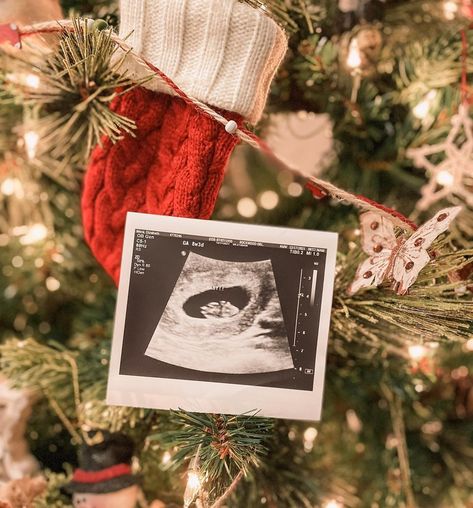 Natal, Christmas Pregnancy Photos, Pregnancy Ornament, Unique Pregnancy Announcement, Baby Birthday Photoshoot, Gender Reveal Unique, Baby Bump Pictures, Bump Pictures, Christmas Baby Announcement