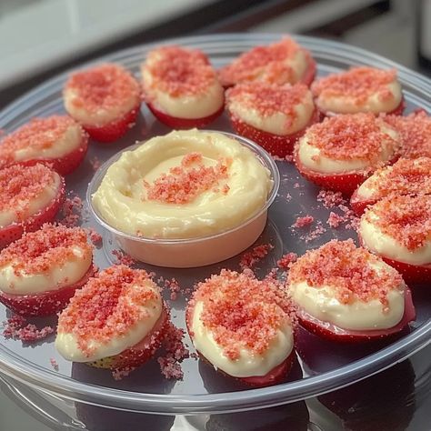 Deviled Strawberries Recipe, Grammy Recipes, Deviled Strawberries, Strawberry Cheesecake Bites, Easy Cheesecake, Cheesecake Bites, Easy Baking Recipes Desserts, Strawberry Desserts, Quick Desserts