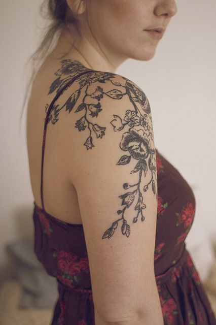 Beautiful floral work. Continue the pattern for chest/breast coverage. Nice idea for mastectomy tattoo. [p-ink.org] Narwal Tattoo, Cool Shoulder Tattoos, Floral Tattoo Shoulder, Tato Lengan, Muster Tattoos, Flower Tattoo Shoulder, Vine Tattoos, Floral Tattoo Sleeve, Disney Tattoo