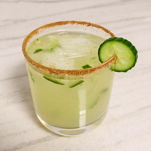 6 Cucumber Cocktails You Need to Make Right Now #fresh #booze #cocktail Cucumber Chilton Recipe, Cucumber Shots Recipe, Cucumber Shots, Cucumber Cocktails, Cucumber Vodka Drinks, Cucumber Drink, Cucumber Cocktail, Hard Drinks, Vodka Recipes Drinks