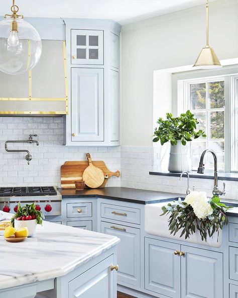 Baby blue cabinets 😍 Kitchen With Blue Cabinets, Glass Backsplash Kitchen, Countertops Ideas, Light Blue Kitchens, Серая Кухня, Dark Countertops, Black Granite Countertops, Black Countertops, Blue Kitchen Cabinets