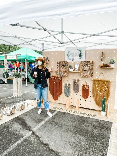 Macrame Farmers Market Booth, Macrame Craft Booth, Macrame Booth Display, Macrame Market Display, Market Booth Setup, Market Stall Display Ideas, Booth Display Ideas Diy, Art Fair Booth, Booth Setup