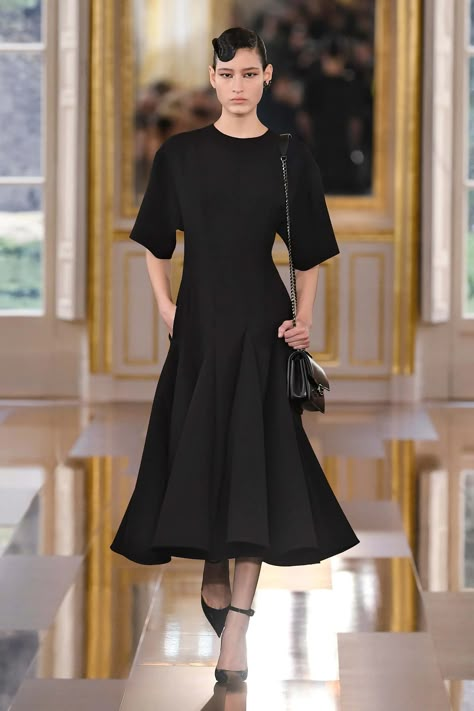 Valentino Fall 2024 Ready-to-Wear Collection | Vogue Valentino Haute Couture, Valentino Dress, Runway Trends, Colourful Outfits, Fall 2024, European Fashion, Modest Fashion, Classy Outfits, Paris Fashion