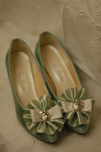 Marie Antoinette Shoes, Century Shoes, Rococo Fashion, Fancy Shoes, Historical Dresses, Green Shoes, Design Luxury, Pretty Shoes, Dream Shoes