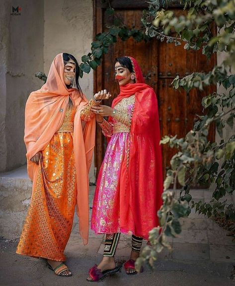 Persian Clothing Women, Iran Traditional Dress, Persian Women Fashion, Traditional Iranian Clothing, Persian Outfits, Iranian Clothing, Persian Traditional Clothing, Iranian Clothes, Arab Clothing