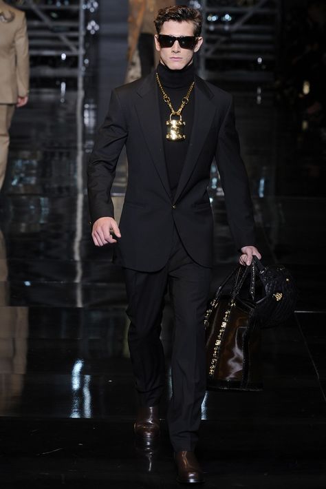 Versace Men's RTW Fall 2014 Versace Outfits Men, Men Moda, Versace Fashion, Hugo Boss Man, Dapper Gentleman, Versace Outfit, Mens Fashion Inspiration, Versace Men, Gucci Men