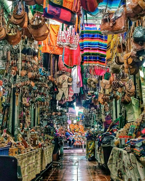 Un lugar mas mexicano no existe. Mercado Durango, Dgo México Durango Mexico Tattoos, Durango Mexico Aesthetic, Banda Aesthetic Mexico, Mexico Wallpaper, Mexico Aesthetic, Durango Mexico, Vision Board Images, Chicano Drawings, Spanish Style Homes