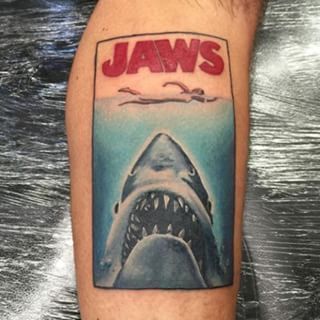 Jaws Tattoo, Learn To Tattoo, Cool Back Tattoos, Horror Movie Tattoos, Movie Tattoos, Sick Tattoo, Forarm Tattoos, Shark Tattoos, Back Tattoos For Guys