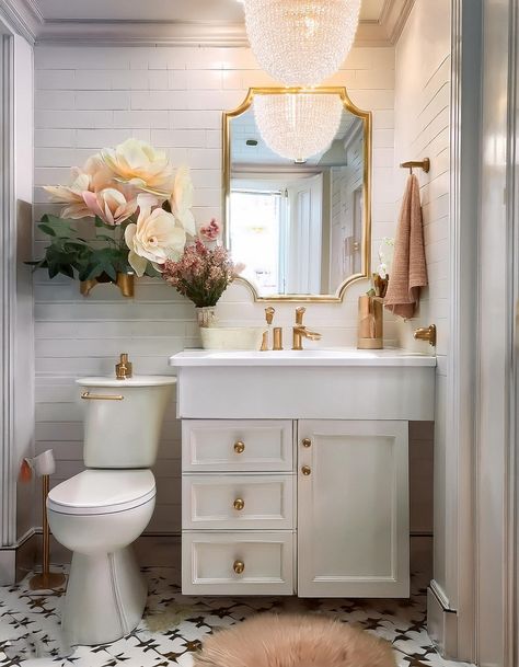 15 White Bathrooms With Gold Fixtures Ideas & Designs - Yours Crafts White Vanities With Gold Hardware, White Bathrooms With Brass Fixtures, Bathroom Tile With White Vanity, Bathrooms With Gold Fixtures, Bathroom With Brass Fixtures, Gold And White Bathroom, Gold Bathroom Ideas, White Bathroom Inspiration, White And Gold Bathroom