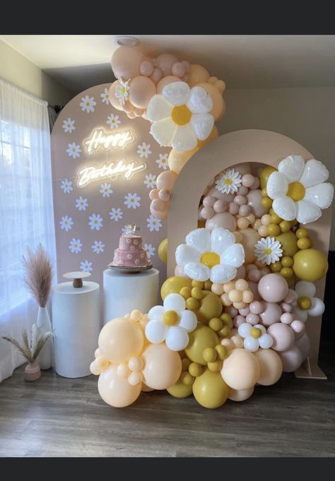 Birthday Ideas Flowers, Flower Birthday Themes, Daisys Birthday Party, Daisy Themed Birthday Party Backdrop, Daisy Flower Birthday Theme, 1 St Birthday Ideas, Kids Birthday Party Theme Ideas, Daisy Flower Theme Birthday Party, Daisies Birthday Theme