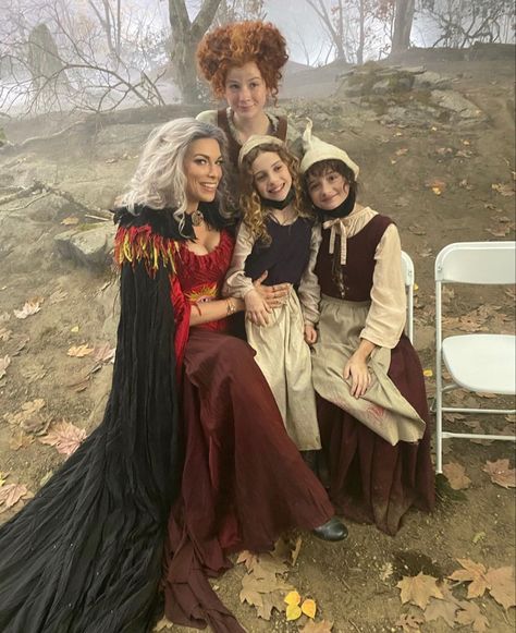 Hocus Pocus Cast, Mother Witch, Hermanas Sanderson, Hocus Pocus Quotes, Iconic Costumes, Hocus Pocus Costume, Hocus Pocus Book, Hocus Pocus 1993, Hocus Pocus Movie