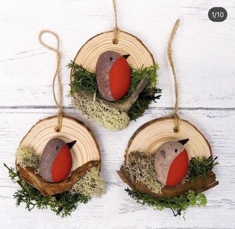 Memorial Gift Diy, Dayhome Ideas, Rock Display, Christmas Pebble Art, Ornaments Homemade, Wood Slice Crafts, Pebble Pictures, Wood Circles, Wood Slice Ornament