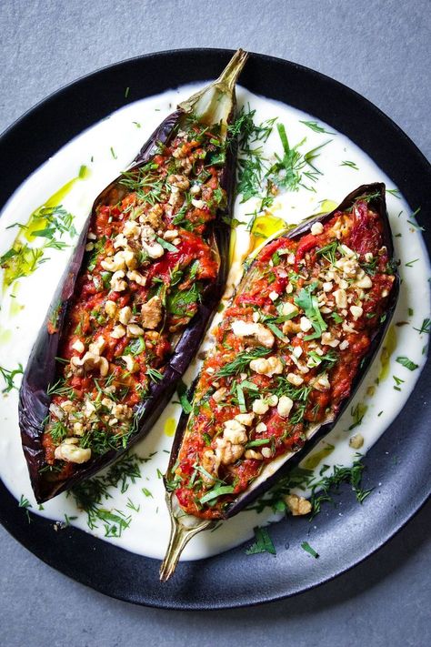 Gratin Vegetable, Aubergine Recipe, Stuffed Eggplant, Vegetarian Main Course, Main Course Dishes, Eggplant Dishes, Persian Food, Quick Weeknight Meals, Eggplant Recipes