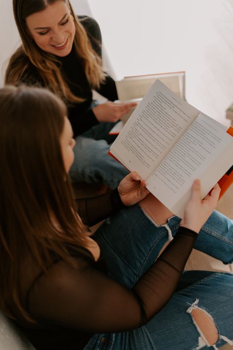 Book Club Photoshoot, Book Club Pictures, Book Club Aesthetic, Book Poses, Book Campaign, Reading Retreat, Book Branding, Reading Friends, Book Photoshoot