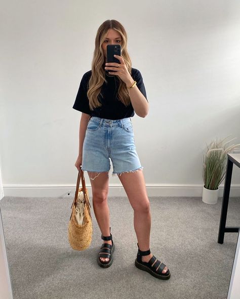 Dr Martens Outfit Summer Sandals, Dr Martens Blaire Sandal Outfit, Blaire Sandals Outfit, Dr Martens Outfit Summer, Bermuda Shorts Outfit, Sandals Outfit Summer, Dr Martens Outfit, Summer Basics, Look Short