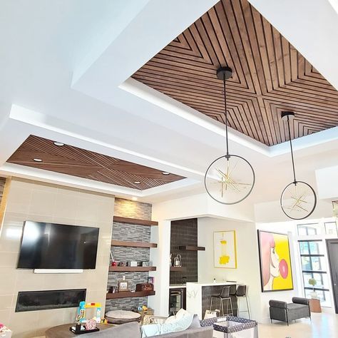 Siling Dijain Wood, Veneer Groove Pattern Ceiling, Diagonal Ceiling Design, Wooden Kitchen Ceiling Ideas, Wood False Ceiling Living Rooms, Ceiling Cladding Ideas, Wooden Ceiling Pattern, Wooden False Ceiling Design For Bedroom, Veneer Groove Pattern