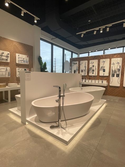 Bathroom Showroom Design, Interior Showroom, Industrial Concept, Tile Display, Bath Showroom, Showroom Decor, Bathroom Showrooms, Bathroom Tub, Freestanding Bathtub