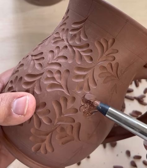 Clay Patterns Texture, Pottery With Texture, Carved Designs On Pottery, Pottery Carved Designs, Surface Design Ceramics, Pottery Carving Ideas Simple, Carved Clay Designs, Carving Clay Ideas Patterns, Ceramics Carving Ideas