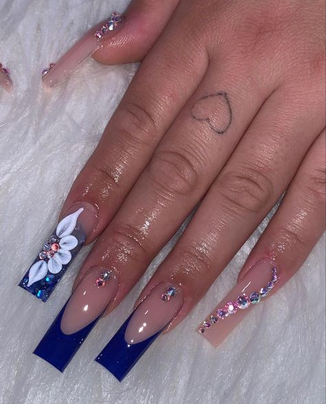 Aqua Square Acrylic Nails, Blue Bedazzled Nails, Sapphire Birthday Nails, Long Blue Acrylic Nails With Rhinestones, Latina Nail Designs Blue, Latina Acrylic Nails Blue, Royal Blue And White Nails Designs, Rhinestone Blue Nails, Blue Nails Rhinestones