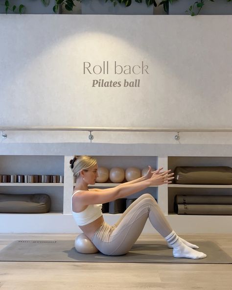 Home Pilates Aesthetic, Mat Pilates Aesthetic, At Home Pilates Studio, Pilates Studio Aesthetic, Home Pilates Studio, Pilates Ball, Barre Studio, Victoria Secret Workout, Veiled Woman