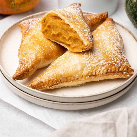 Pumpkin Pastry Puffs, Pumpkin Turnovers, Pie Turnovers, Pumpkin Pastry, Sweet Puff Pastry Recipes, Spatula Desserts, Creme Puffs, Sweet Puff Pastry, Easy Puff Pastry Recipe