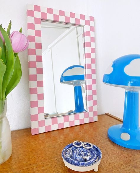 Retro Mirror Wall, Checkered Mirror, Smile Mirror, Spiegel Diy, Funky Mirrors, Funky Room, Wall Hanging Bedroom, Mirror Rectangle, Mirror Wall Hanging