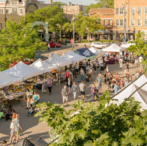 Farmers Market - Lincoln Square Ravenswood Chamber of Commerce, IL Community Farmers Market, Farmers Market Pop Up, Small Town Farmers Market, Local Market Aesthetic, Farmers Market Architecture, Farmers Market Design, Outdoor Farmers Market, Market Architecture, Farmers Market Aesthetic