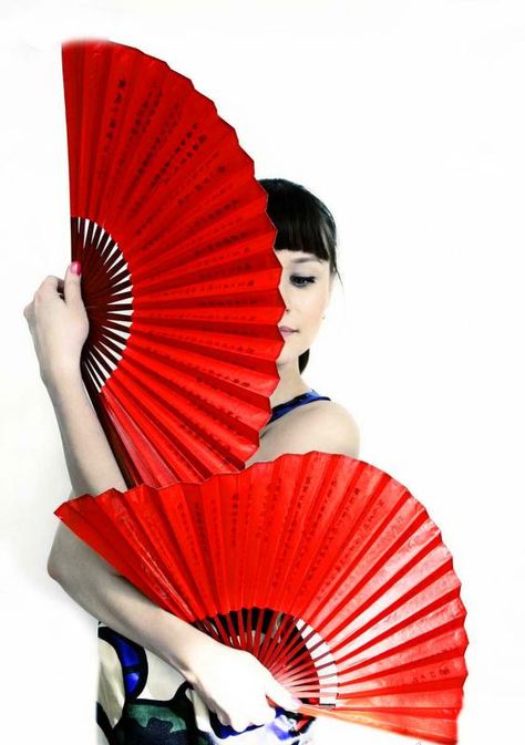 Traditional Chinese Fan Dance Chinese Fan Dance, Chinese Fans, Chinese Dance, China Culture, Chinese Fan, Painted Fan, Fan Dance, Japanese Fan, Traditional Dance