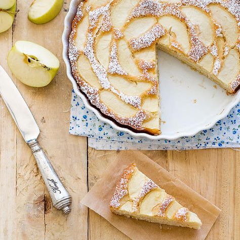 No butter, no oil, and packed with fresh apples, this low-fat apple cake is just 116 calories per slice. It's so light and so spare on decadent ingredients, you could eat this Mediterranean diet dessert as a healthy breakfast. #mediterraneandiet #applecakerecipe #healthybreakfast #healthydessert Healthy Apple Cake, Delicious Thanksgiving Desserts, Mediterranean Desserts, Apple Recipes Healthy, Easy Mediterranean Diet Recipes, Diet Desserts, Delicious Thanksgiving, Gateaux Cake, Apple Cake Recipes