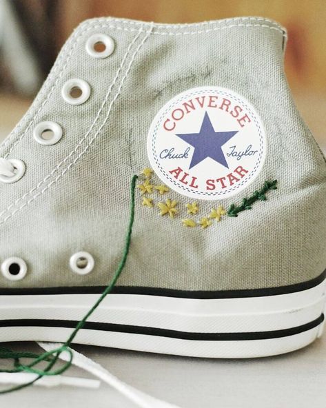 DIY Schuhe besticken: Chucks mit Blumen Embroidery Sneakers, Converse Star, Diy Photography, Diy Shoes, Converse Chuck Taylor All Star, Diy Creative, Converse All Star, Chuck Taylor Sneakers, Chuck Taylor All Star