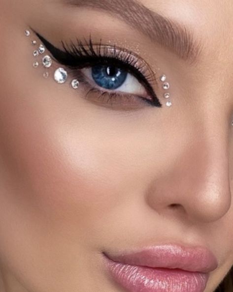 Silver Face Jewels, Eyeliner With Jewels, Crystals On Eyes Makeup, Crystal Eye Makeup Rhinestones, Make Up Jewels Eyes, Diamonds On Makeup, Jewel Eye Look, Jewels On Face Rhinestones, Diamonds On Eyes