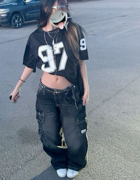 Street Wear Fits Aesthetic, Free Thug Outfit, Y2k Outfits For Women, Sb Concert Outfit Ideas, Outfits With Jerseys Women, Jersey Fits Woman, Grunge Woman Outfits, Female Jersey Outfit, Y2k Street Aesthetic