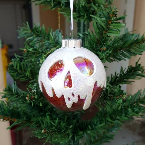 Every Disney Villain Fan's Tree Needs A Poison Apple Ornament Disney Christmas Diy, Disney Ornaments Diy, Disney Christmas Crafts, Disney Christmas Gifts, Geek Christmas, Apple Christmas, Disney Christmas Decorations, Disney Christmas Tree, Disney Christmas Ornaments