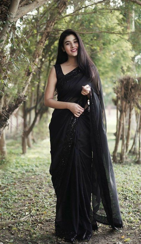 Black Saree Designs, Black Sari, Party Wear Sarees Online, Pengantin India, Sarees For Girls, Plain Saree, Look Formal, Simple Sarees, Saree Blouse Patterns