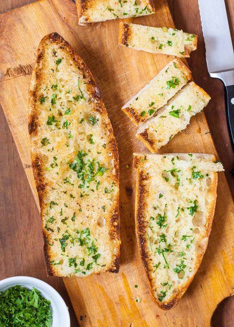 Garlic Bread Recipe Garlic Bread In Oven, French Garlic Bread, Bread In Oven, Crispy Garlic Bread, Oven Garlic, Crisp Bread, Make Garlic Bread, Crispy Garlic, Herb Bread