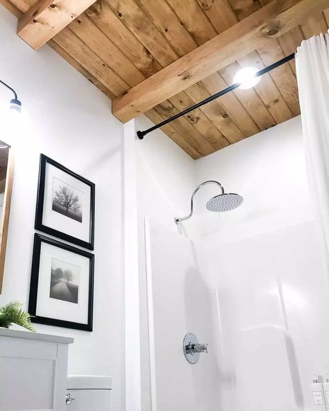 22 Unique Bathroom Ceiling Ideas to Catch Your Eye Small Half Bathroom Ideas, Bathroom Ceiling Ideas, Small Rustic Bathroom Ideas, Half Bathroom Ideas, Small Half Bathroom, Shower Cubicle, White Marble Bathrooms, Bilik Air, Timeless Bathroom