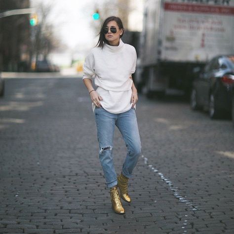 The Work Style Tip So Easy, You’ll Wonder Why You Haven’t Tried It Yet Gold Ankle Boots, Living In Nyc, Rolled Jeans, Bold Shoes, Bota Country, Boots Outfit Ankle, Look Festival, Gold Boots, Booties Outfit