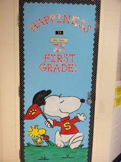 charlie brown classroom ideas - Google Search School Snoopy, Thanksgiving Door Decorations Classroom, Peanuts Gang Classroom, Charlie Brown Classroom, Snoopy Classroom, School Doors, Back To School Bulletin Boards, Door Displays, Door Decorations Classroom