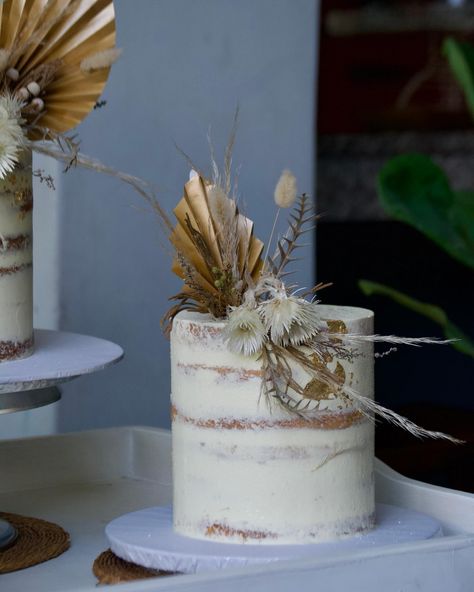 Rustic semi-naked wedding cake with dry flowers & matching trio of in-law gifting cakes. 💒 🤍 . . . . #oombako #oombakooutlet #richardsbay #richardsbaybaker #southafricanbaker #southafricancakes #southafricanweddings #southafricanweddingcakes #rusticwedding #rusticweddingcake #dryflowers #dryflowercake #nakedweddingcake Cake With Dry Flowers, Cake Dried Flowers, 60th Cake, Semi Naked Cake, Matching Trio, Dried Flowers Wedding, South African Weddings, Rustic Wedding Cake