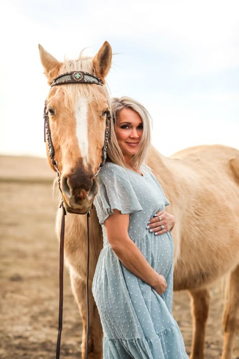 Equestrian Maternity Photos, Maternity Photo Shoot Western, Maternity Session With Horse, Equine Maternity Photography, Maternity Pics With Horses, Horse Pregnancy Photoshoot, Maternity Photo With Horse, Maternity Photoshoot With Horse, Maternity Photo Shoot With Horses