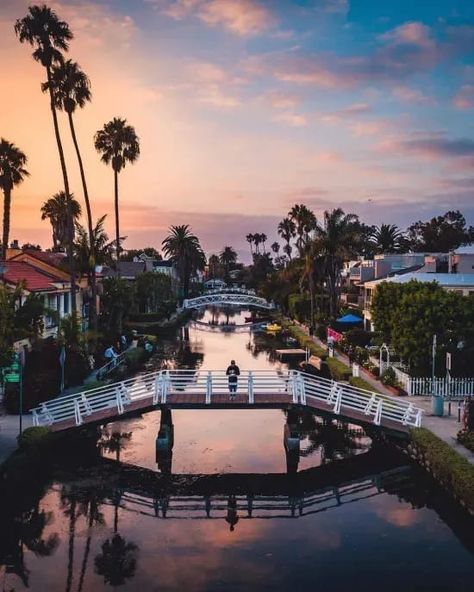 The Most Underrated Places In Los Angeles Venice Beach Canals, Venice Things To Do, Venice Beach House, Venice Los Angeles, Los Angeles Aesthetic, Venice Photography, Visit Los Angeles, Usa Tattoo, Los Angeles Photography