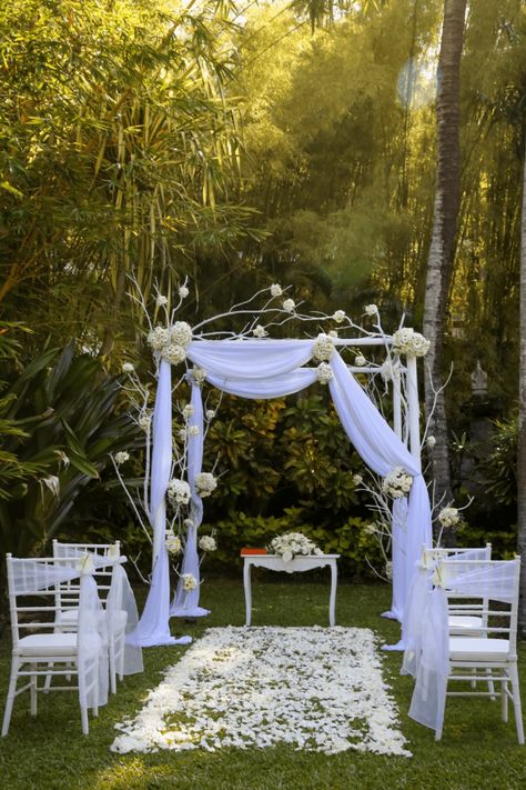 Hay bodas de ensueño que pueden lograrse con muy poco, una excelente opción es hacer la boda en jardín. Sigue leyendo para enterarte... #bodaenjardin #bodasencilla Ideas Boda Decoracion, Ideas Para Boda, Outdoor Tent Wedding, Boda Ideas, Wedding Archway, Wedding Entrance Decor, Garden Wedding Decorations, Wedding Set Up, Outdoor Wedding Decorations