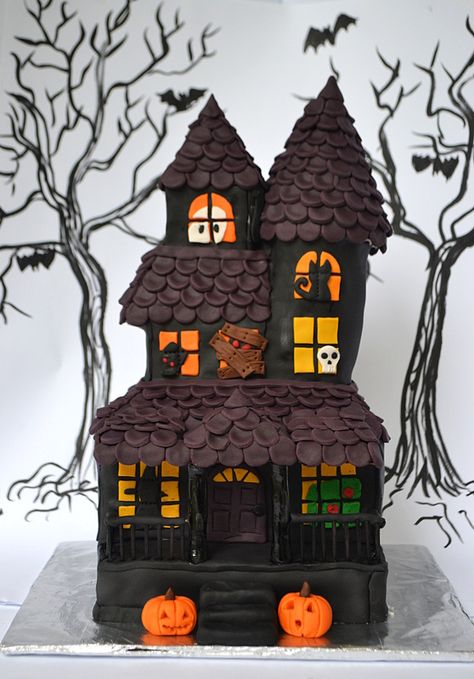 Haunted House Cake House Cake Ideas, Haunted House Halloween Cake, Ginger Halloween, Spooky Cakes, Goosebumps Party, Haunted House Cake, Spooky Halloween Cakes, Halloween Gingerbread House, Spooky Cake