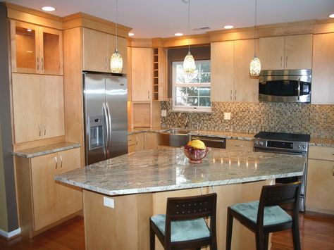 Awesome Kitchen Island Ideas for A Small Kitchen Dangling Lights, Island Countertop, Maple Kitchen Cabinets, Granite Island, Kitchen Island Plans, Simple Kitchen Design, Small Kitchen Island, White Kitchen Remodeling, Small Kitchen Layouts