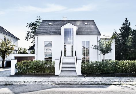 30s villa's beautiful transformation in Denmark Simple Cottage, Interiors Inspiration, Scandi Design, Hus Inspiration, Building A New Home, Stunning Interiors, Dream House Exterior, Inspiration Boards, Scandinavian Home