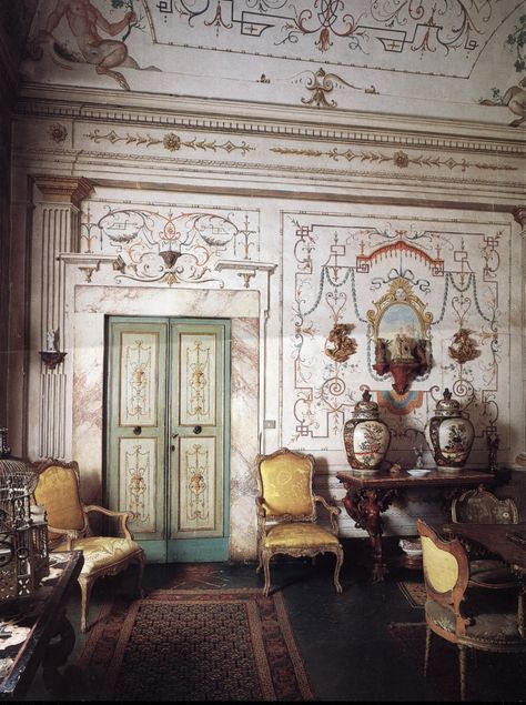 Antiques in Italian Interiors, Vol. I #Italian #antique #furniture Drawing Rooms, Historical Interior, Italian Home Decor, Design Café, Ceiling Art, Italian Interior, Italian Architecture, Italian Decor, Porte Decorate