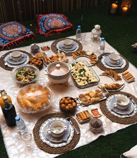 Tasting Table Design, Ramadan Table Decor, Plats Ramadan, Breakfast Picnic, Catering Food Displays, Ramadan Iftar, Iftar Party, Dinner Table Decor, Catering Food