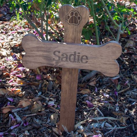 Animal Grave Ideas, Cat Grave Ideas, Dog Memorial Ideas Gardens, Pet Grave Ideas, Pet Cemetery Ideas, Pet Grave Marker Diy, Dog Gravestone, Dog Grave Ideas, Dog Tombstone