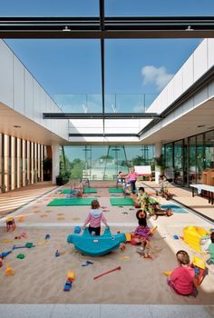 Um patio enorme de areiiiia@ School Interior Design, Kindergarten Architecture, Indoor Play Area, Kindergarten Interior, Preschool Designs, School Building Design, Daycare Design, Kindergarten Design, Community Centre