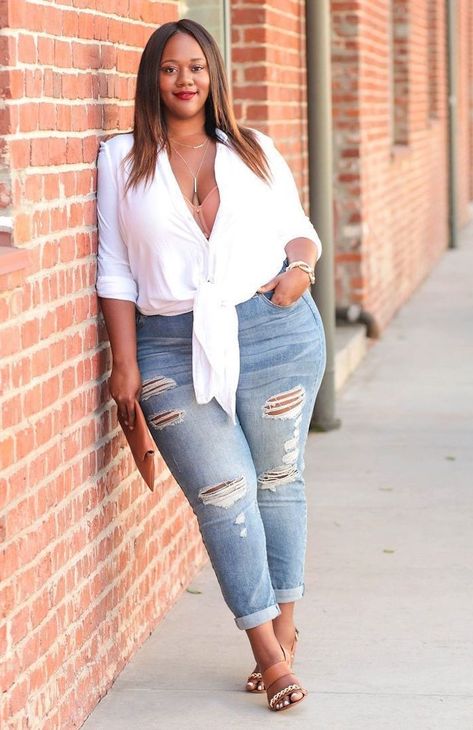 STYLECASTER | How to Wear Ripped Jeans: Street Style Inspiration Party Outfit Plus Size, Moda Over 50, Plus Size Photography, Girls Ripped Jeans, Plus Size Posing, Weekend Mode, Ripped Jeans Outfit, Plus Size Summer Outfits, Foto Tips